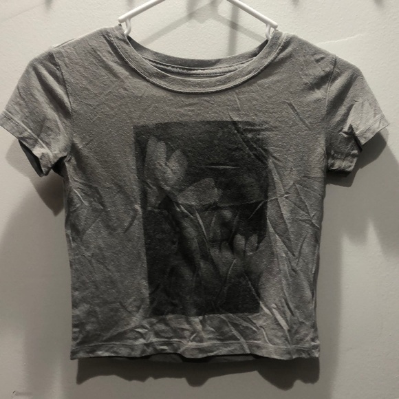 Gray Crop Top with Flower Portrait - Picture 1 of 2